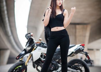 Nữ biker xinh đẹp bên siêu mô tô Aprilia Dorsoduro 1200