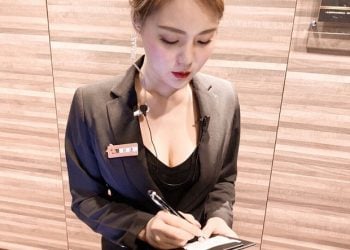 Chỉ một bức ảnh chụp lén, nữ thu ngân bỗng nổi như cồn nhờ sở hữu ngoại hình cực phẩm