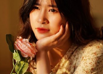 Thiếu nữ e ấp trong nắng mai