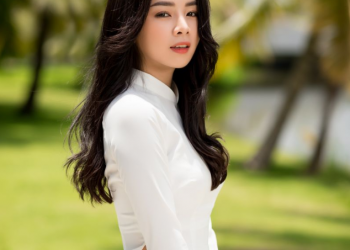 Dj Mie dịu dàng và xinh đẹp lạ thường trong trang phục áo dài.