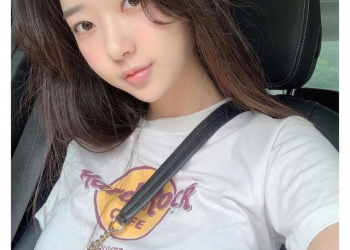 Khoe ảnh ngồi nhà ăn gà rán, hot girl xứ Kim Chi bất ngờ được cộng đồng mạng đổ xô theo dõi