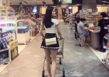 Cô gái bị chụp lén từ sau lưng vì có ngoại hình nổi bật nhưng vào trang cá nhân còn bất ngờ hơn