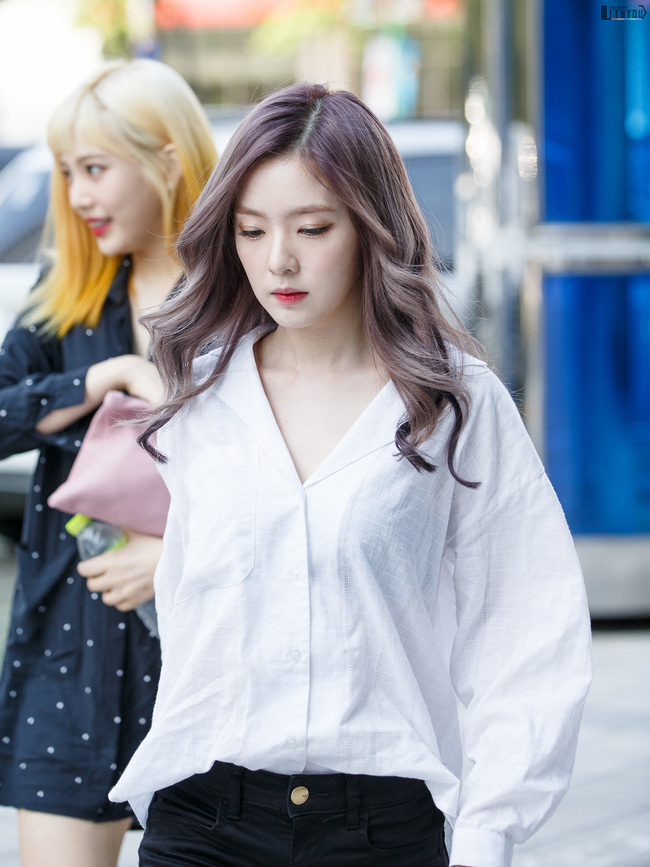 Áo sơ mi/blouse trắng nhạt cỡ nào thì vào tay các mỹ nhân Hàn cũng ra được những set đồ đẹp mê ly - Ảnh 2.