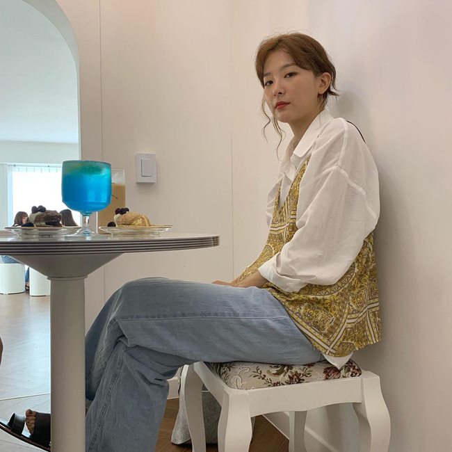 Áo sơ mi/blouse trắng nhạt cỡ nào thì vào tay các mỹ nhân Hàn cũng ra được những set đồ đẹp mê ly - Ảnh 7.