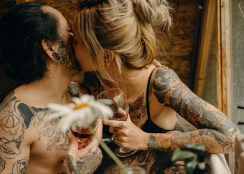Cặp đôi xăm hình nghệ thuật đầy độc đáo và ấn tượng.