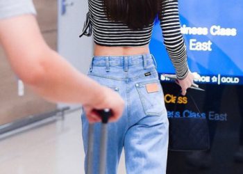 Jennie nhìn từ phía sau : Khéo diện đồ khoe eo nhỏ vai thon.