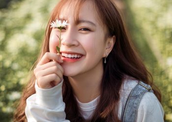 Thiếu nữ đẹp dịu dàng đọ sắc cùng cúc họa mi