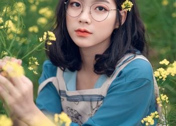 Thiếu nữ khoe sắc đẹp hút hồn giữa cánh đồng hoa cải