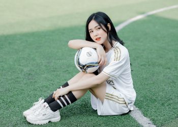 Vẻ đẹp xinh xắn và đáng yêu của 9x Hải Dương trong trang phục bóng đá