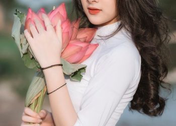 Ngẩn ngơ trước vẻ đẹp của nữ sinh trong tà áo dài tinh khôi bên đầm sen