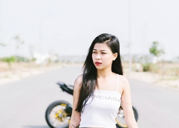 Ngắm thiếu nữ miền Tây đầy cá tính và xinh đẹp bên xe côn tay