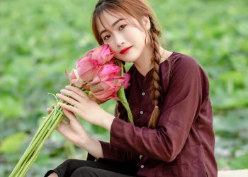 Thiếu nữ dịu dàng và duyên dáng bên sắc sen hồng