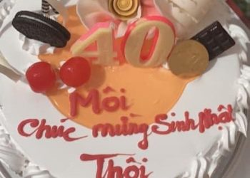 Chiếc bánh kem gây lú nhất MXH hôm nay, thiếu mỗi dấu ngã mà lời chúc đi xa quá