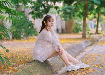 “Hot girl Tài chính” khoe sắc đẹp ngọt ngào cùng hoa hoàng yến.