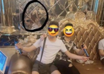 Anh chồng gửi ảnh đi hát karaoke cho vợ để chứng minh mình “trong sạch”, ai ngờ lại bị “tấm gương phản chủ”