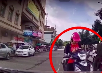 Clip: Cô gái trẻ đứng nghênh ngang giữa lòng đường nhắn tin, thái độ “cứng” khi bị tài xế nhắc nhở gây bất ngờ