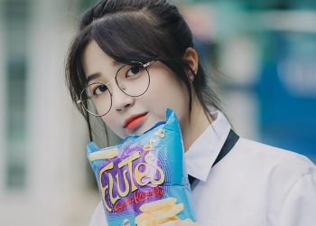 Nữ sinh Hà Thành gây sốt dân mạng bởi loạt ảnh đồng phục “xinh như hoa” và nét đẹp tựa nàng thơ